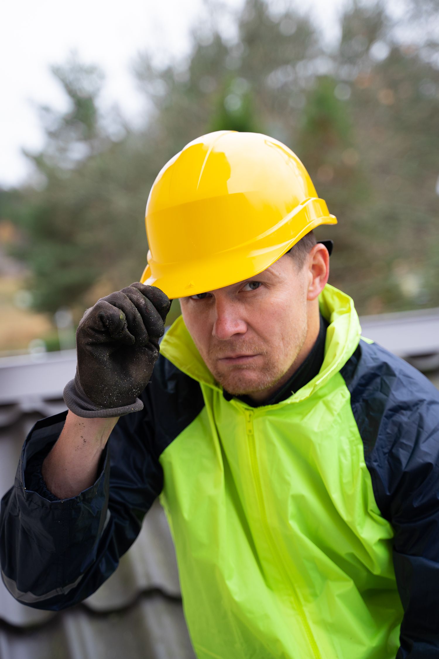 Professionnel du bâtiment portant un casque et une veste haute visibilité — photographie d’illustration